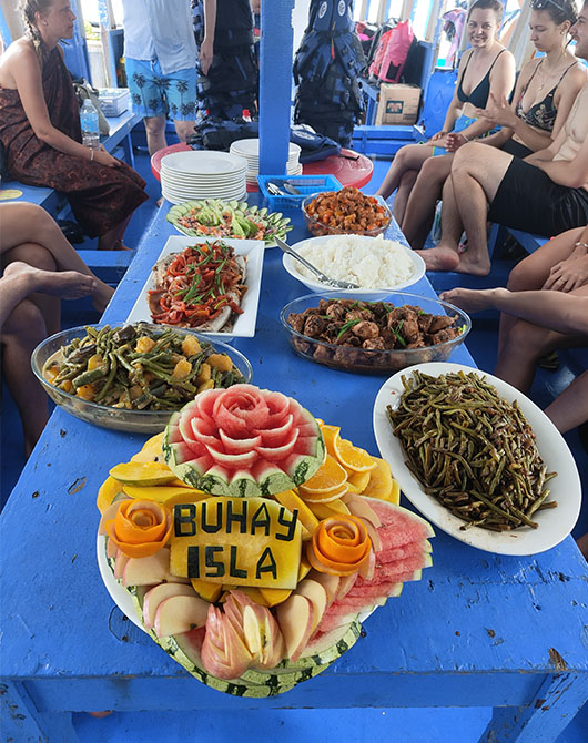 Repas à bord du bateau Buhay Isla