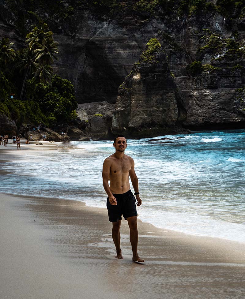Anthony qui marche heureux sur la plage de Dimaond Beach