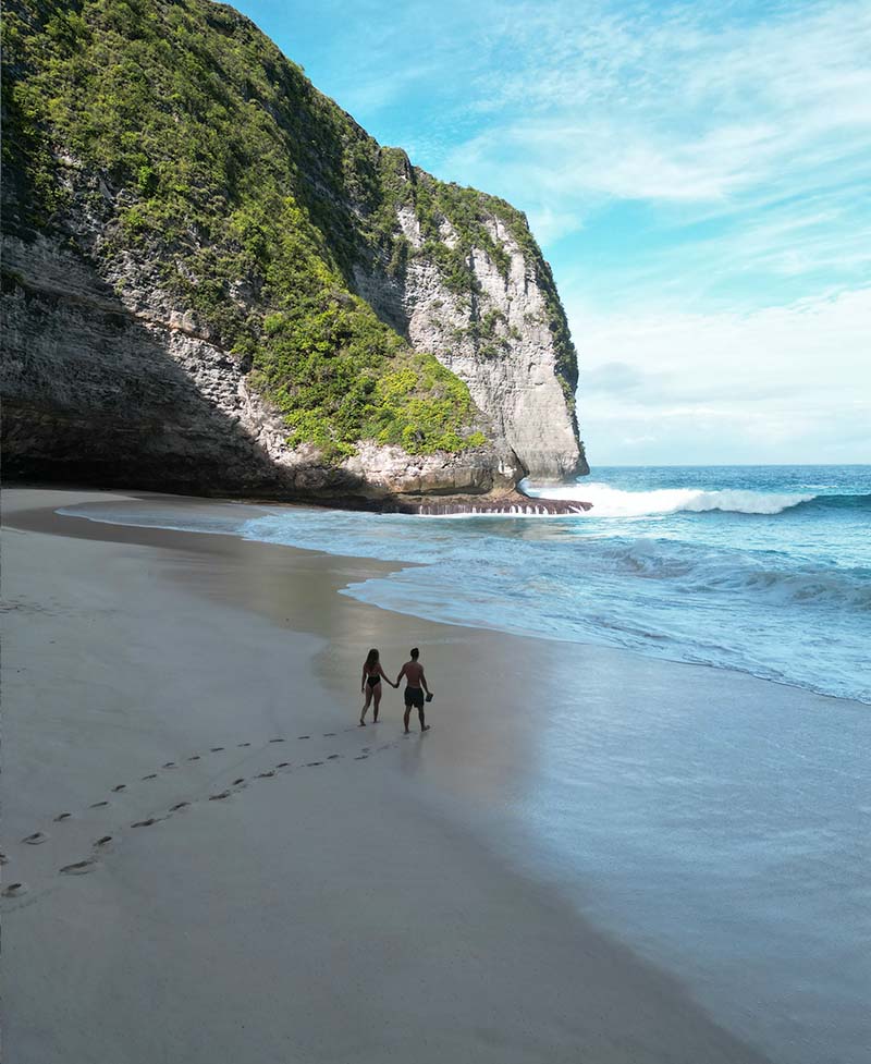 Couple qui marche sur la plage de Kelingking beach à Nusa Penida