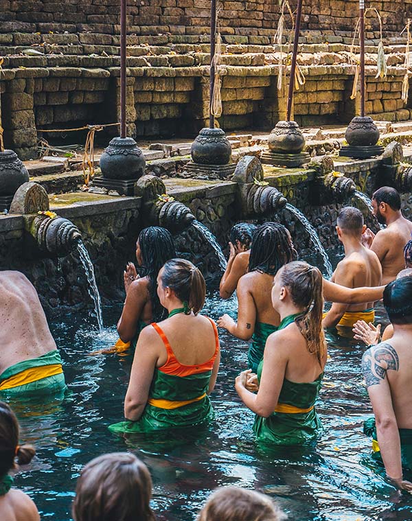 Rituel de purification dans l'eau au Temple Tirta Empul à Ubud