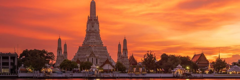 Wat Arun au couché de soleil à Bangkok