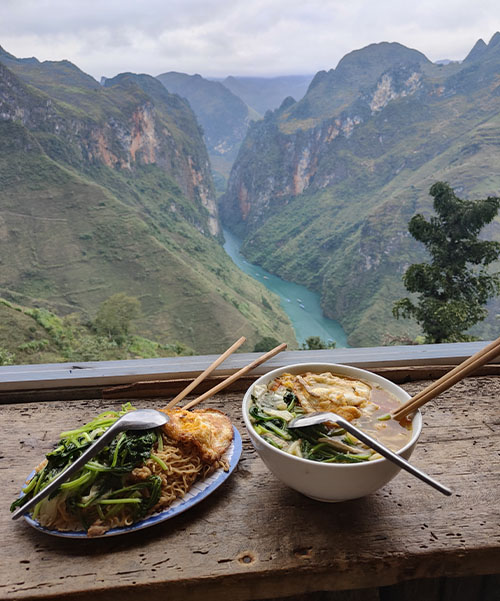 Plat vietnamien avec vue sur le col Ma Pi Leng