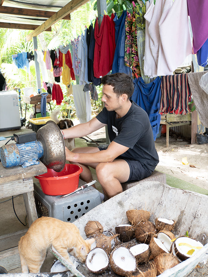 Raper la coco pendant un volontariat en Polynésie Française