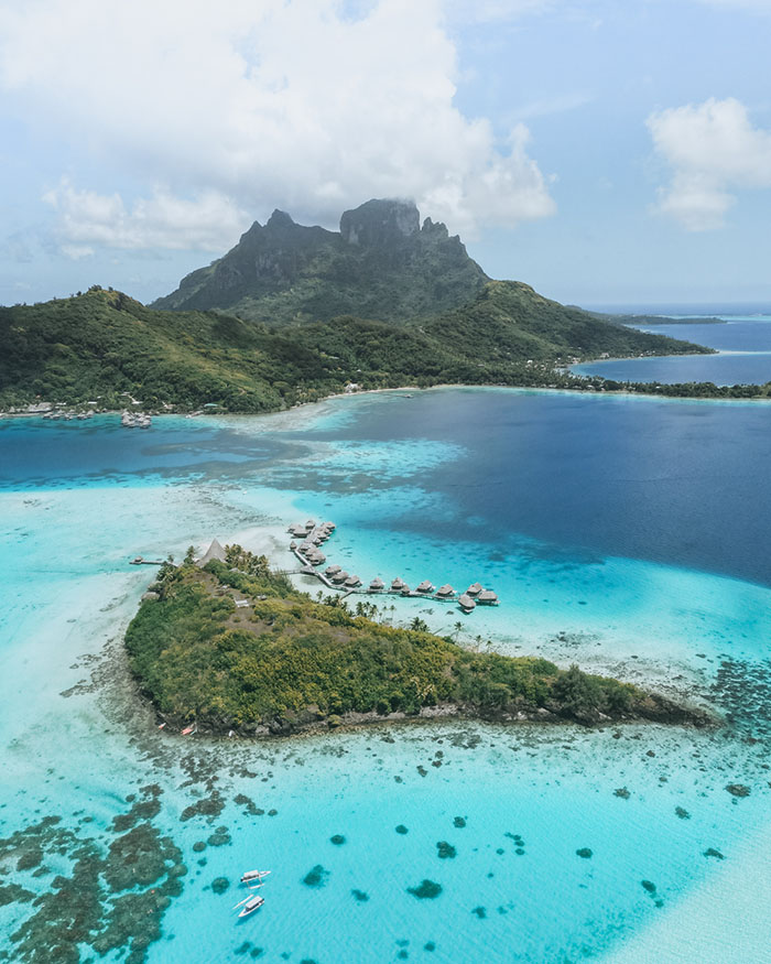 Bora bora en drone avec le lagon et l'île