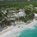 Ruines mayas de Tulum vue du ciel avec plage et foret