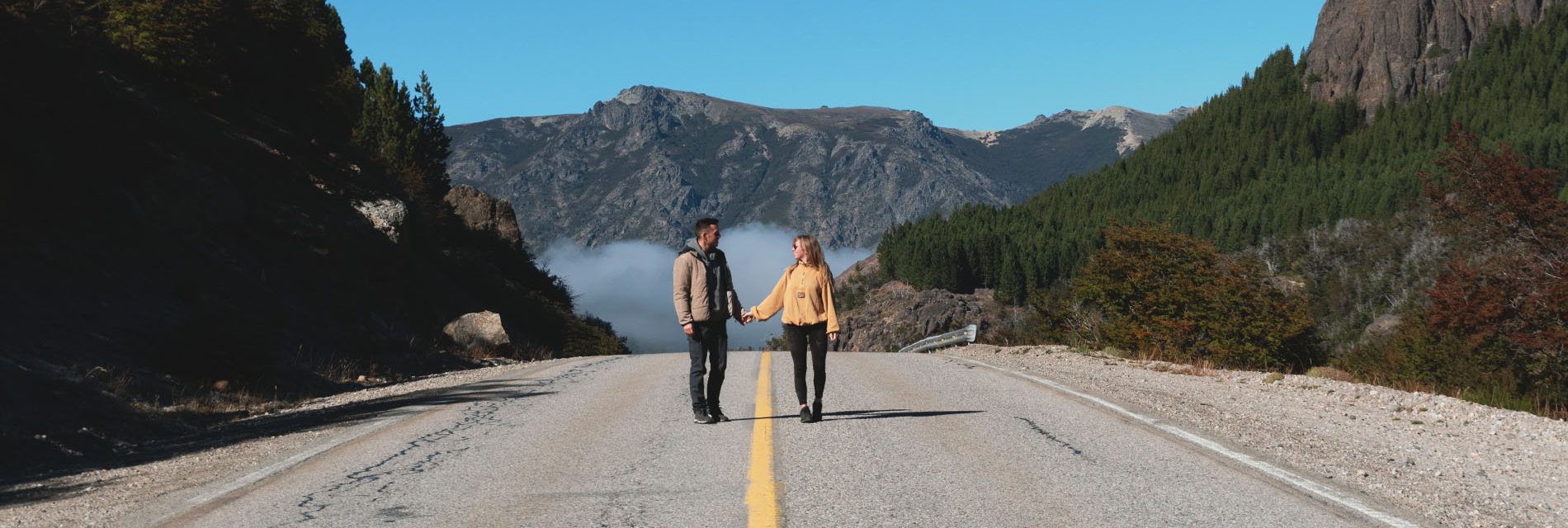 Couple sur la route des 7 lacs pour un roadtrip