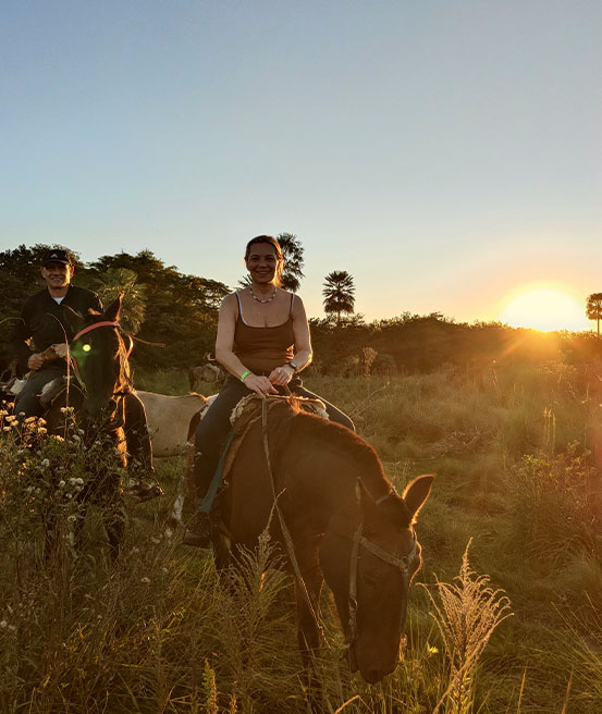 A cheval coucher de soleil parc national Ibera