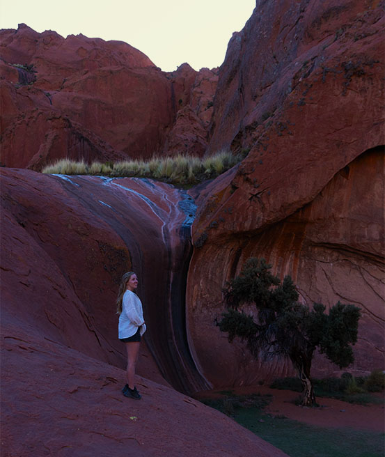 Oasis roche et verdure Inca cave