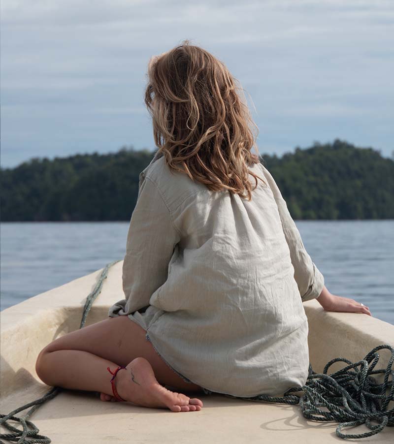Marine sur le bateau pour les iles Togian