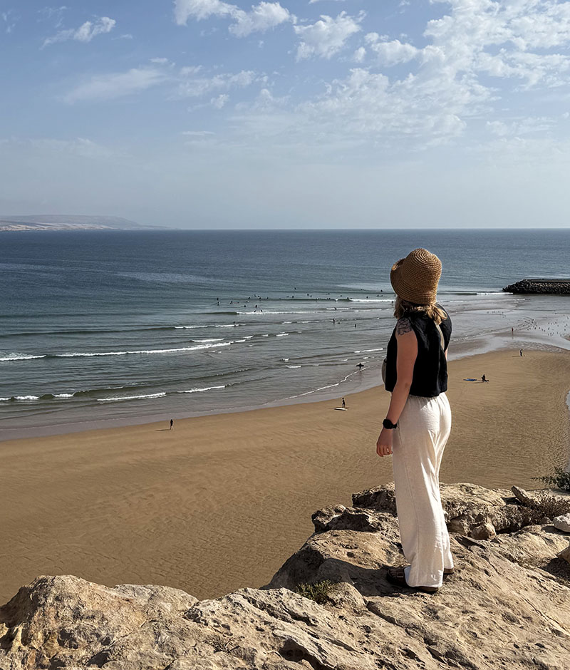 Vue sur la baie et la plage Imsouane avec les vagues en été