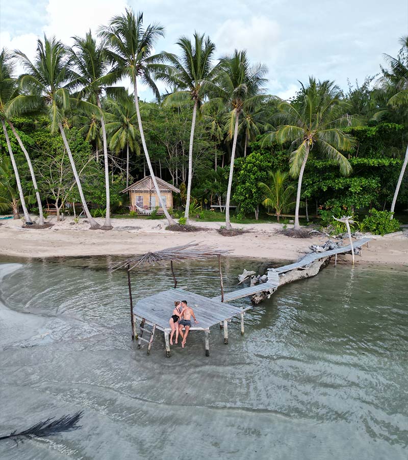 Ponton de l'hôtel Poki Poki sur l'île de Bomba