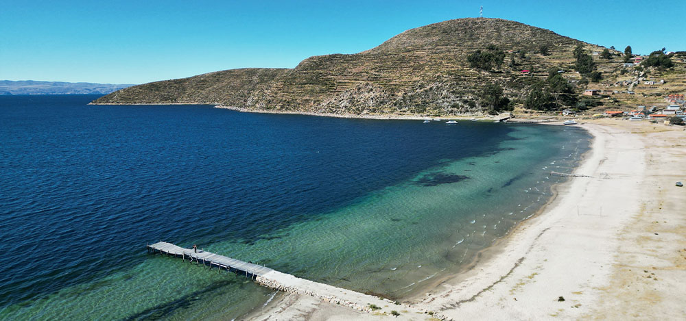 Plage lac titicaca drone paysage
